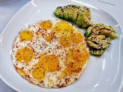 Острая глазунья с авокадо