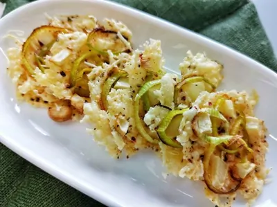 Сырные чипсы с луком и аджикой