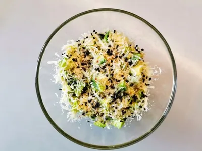 Салат из авокадо с сыром и шафраном