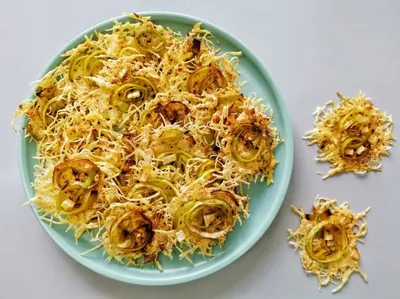 Луково-чесночные чипсы из сыра с карри