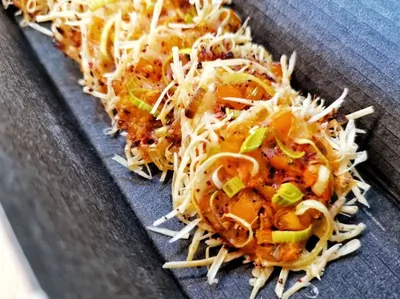 Сырно-томатные чипсы с луком