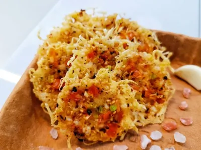 Сырные чипсы с томатом и чесноком