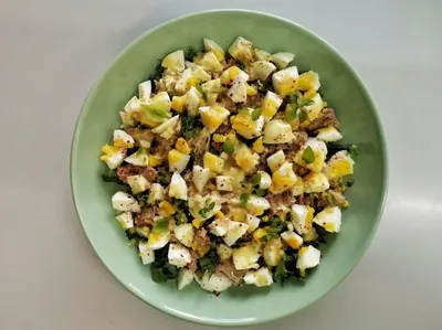 Салат из тунца с яйцами и базиликом