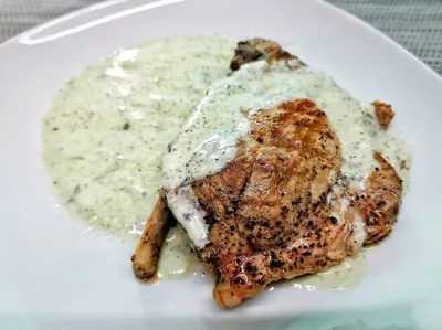 Мраморный свиной стейк с соусом блю-чиз