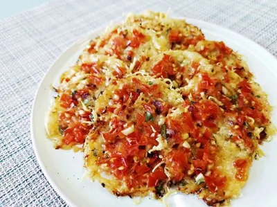 Сырные чипсы с томатом и базиликом