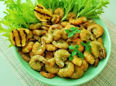 Жареные креветки в базиликовом соусе