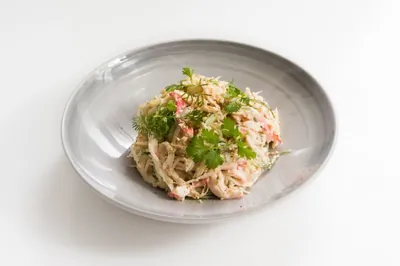 Крабовый салат с огурцами и дайконом