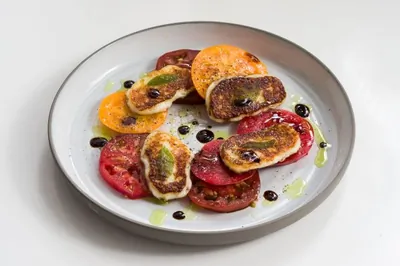 Салат с халуми и зеленым маслом