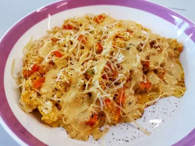 Томатно-луковый скрэмбл с сыром