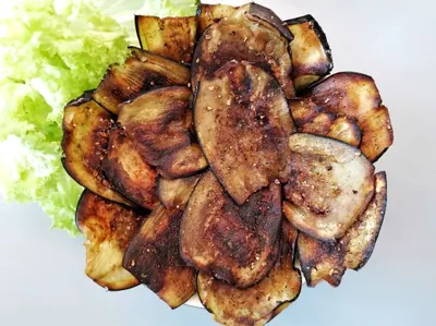 Чипсы из баклажанов с солью и паприкой