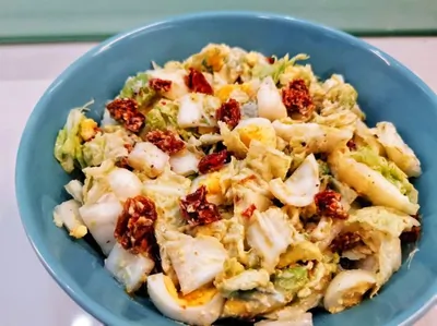 Салат из авокадо с перепелиными яйцами и вялеными томатами