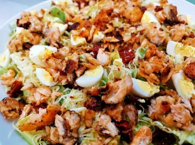 Овощной салат с сыром и лососем