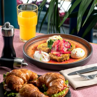 Овощные оладьи с лососем