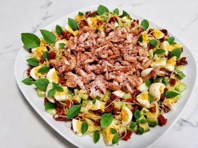 Салат с грибами шимеджи и базиликом