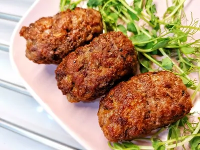 Котлеты с фисташками, базиликом и вялеными томатами