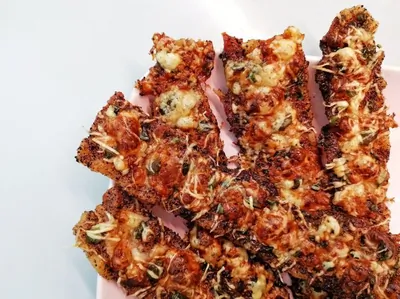 Запеченный бекон с сыром и базиликом