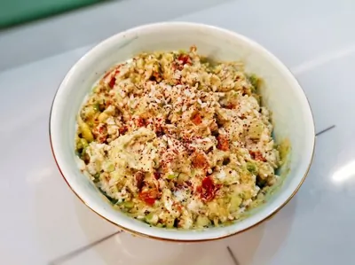 Бутербродная намазка из авокадо и вяленых помидоров