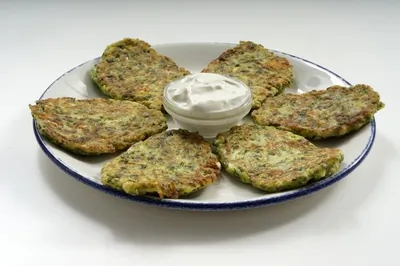 Кабачковые оладьи со шпинатом и фетой