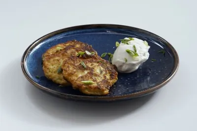 Кабачковые оладьи с зеленым луком и яйцом