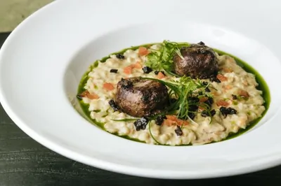 Перлотто с бараньими митболами и сезонными грибами