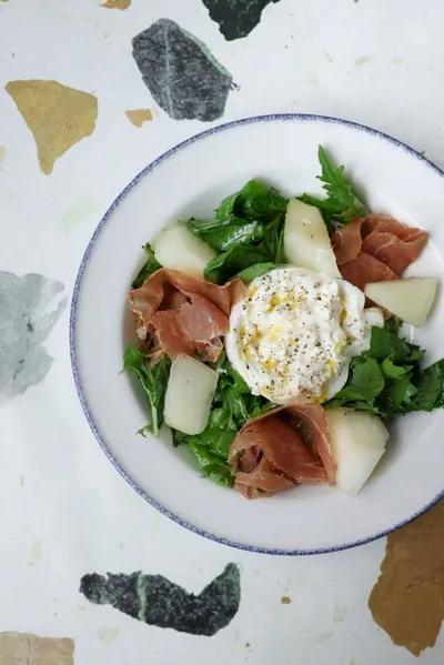 Салат с бурратой, дыней и прошутто