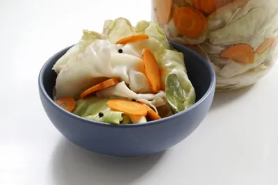 Целые листья капусты, консервированные в медовой заливке