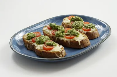 Горячие бутерброды капрезе с домашним песто