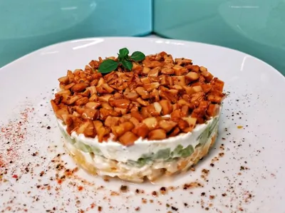 Салат из перепелиных яиц и лисичек