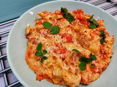 Сытная яичница с овощами и базиликом