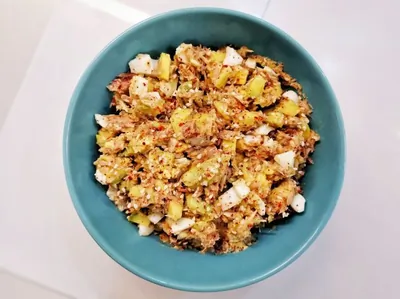 Яичный салат с тунцом и авокадо