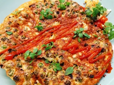 Яичница с творожным сыром и горошком