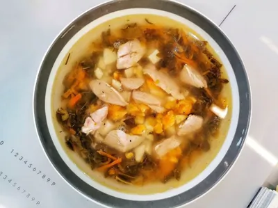 Щи из плеча индейки с щавелем и крапивой