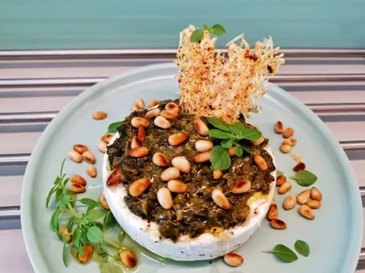 Запеченный камамбер со щавелем и базиликом