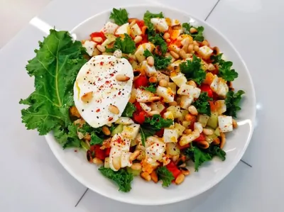 Овощной салат с яйцом и сметаной