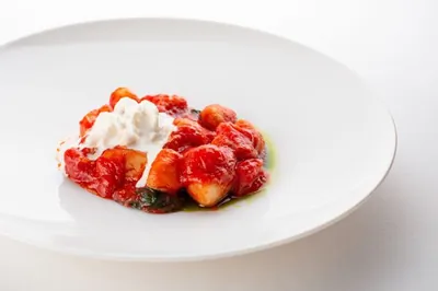 Ньокки с помидорами и страчателлой