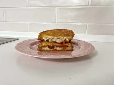 Горячий бутерброд с сыром бри и яблочным джемом