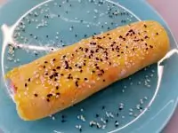 Яичный рулет с лососем и авокадо