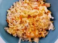 Острый салат из квашенной капусты с чесноком