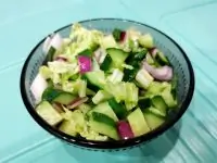 Луково-огуречный салат с горчичным маслом