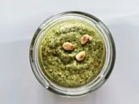 Песто из свежих трав с ароматными приправами