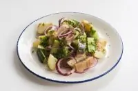 Салат из молодой картошки с селедкой и медово-горчичным соусом