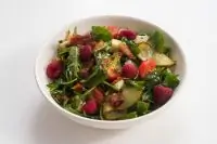 Салат с копченым беконом, грушей и голубым сыром