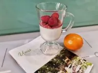 Кокосовая панна-котта с малиной