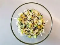 Салат из авокадо с сыром и шафраном