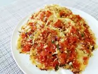 Сырные чипсы с томатом и базиликом