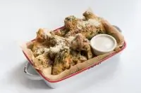 Куриные крылышки с чесноком и пармезаном