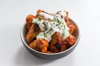 Куриные крылышки в соусе «Кровавая Мэри»