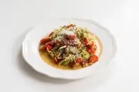 Лапша из кабачка с помидорами и грецкими орехами