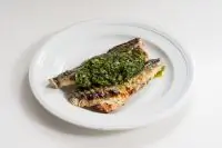 Скумбрия на мангале с зеленым соусом