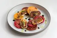 Салат с халуми и зеленым маслом